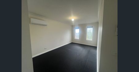 Spacious 2-Bedroom Townhouse with Private Courtyards & Parking - Photo 3