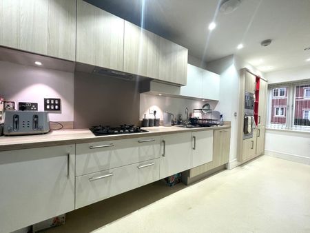 3 bedroom semi-detached house to rent - Photo 5