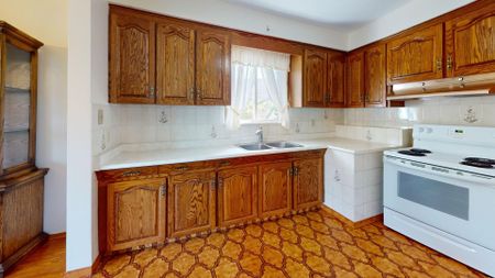 For Lease - 124 Wyndale Drive, Toronto, Ontario - Photo 2