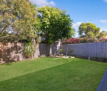 Modern Flat with Backyard - Photo 5