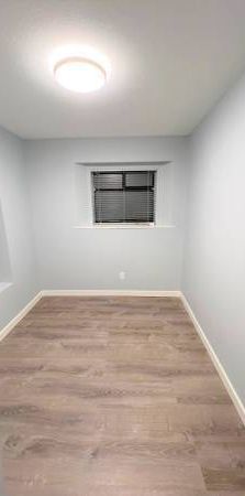 Pet Friendly 2bed/ 1bath near Kits beach - Photo 1