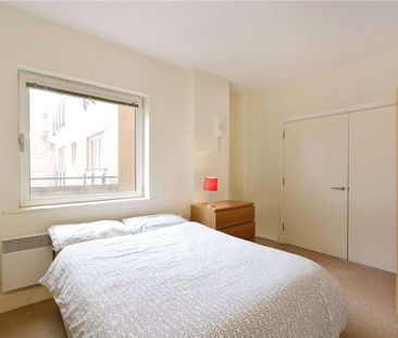 1120 sq ft modern apartment close to Tobacco Dock with private balc... - Photo 3