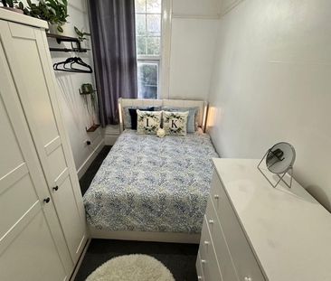 1 Bed Flat, Blackheath, SE3 - Photo 4