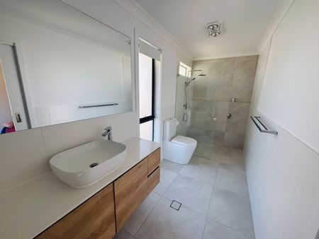 Modern 4-Bedroom Home for Rent - $750/week - Photo 5