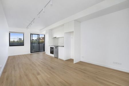 Brand New Air-Conditioned Sunbathed Oversized Studio In Paramount Position - Lift Access - Photo 3