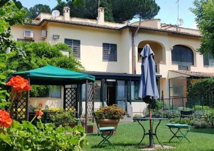 Appia Antica: Luxurious, fully furnished Villa with 5 Bedrooms, 5 baths, large private garden and swimming pool. Beautiful home is lush green setting close to the center. # 651