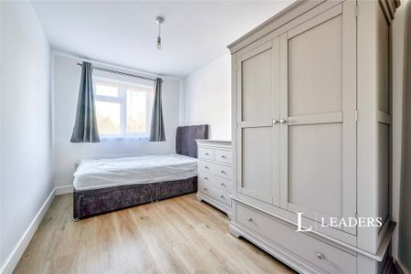 1 bedroom in a house share to rent - Photo 2