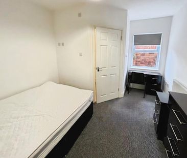 1 bedroom in a house share to rent - Photo 2