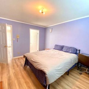 Master bedroom with ensuite and skylight - Photo 2