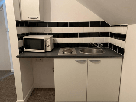 Loft converted small size studio flat ideal for single person £850 pcm - Photo 4