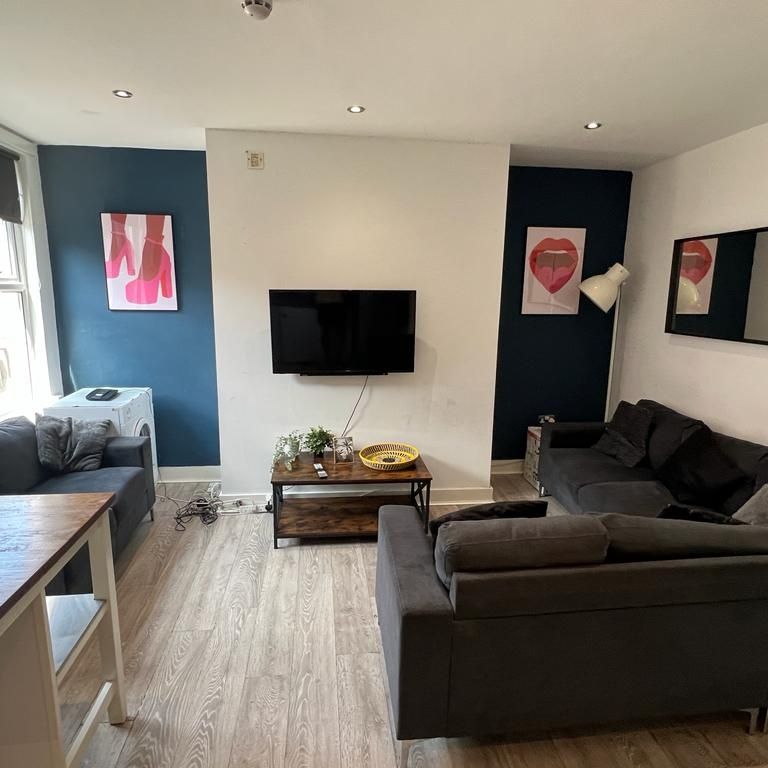 8 Bed Terraced House, Headingley Mount, LS6 - Photo 1