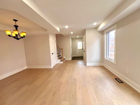 For Lease - 100 Woodroof Crescent, Aurora, Ontario - Photo 3