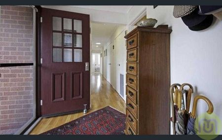 Large Family House Featuring a Beautiful Pool - Photo 4