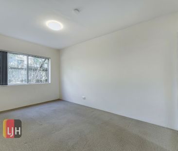 CENTRALLY LOCATED, 3 BEDROOM UNIT WITH A/C! - Photo 6
