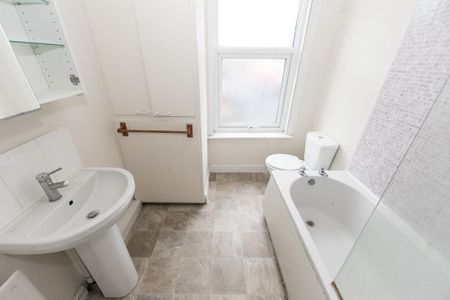 Brudenell View, Hyde Park, Leeds - Photo 3