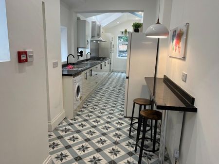1 bedroom in a house share to rent - Photo 5