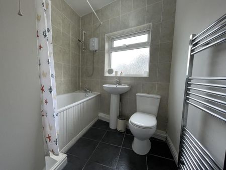 2 bedroom end of terrace house to rent - Photo 2