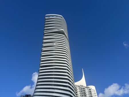 2 Zimmer Erstbezug mit atemberaubenden Blick auf die Donau! Pool, Sauna, Gym inklusive! - Photo 5