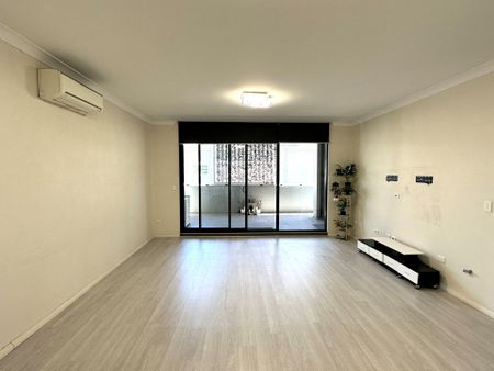 Beautiful Two Bedroom Unit in a Prime Liverpool Location - Photo 3