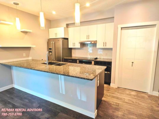 MODERN 2 BED, 2 BATH MAIN LEVEL CONDO W/ UNDERGROUND PARKING AND A/C IN THE COMMUNITY OF GROVENOR - Photo 1