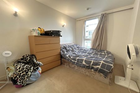 Flat to Rent: Cardinal Building, Station Approach, UB3 - Photo 4