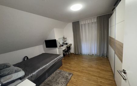 WBS erforderlich! Schicke Dachgeschosswohnung mit sonnigen Aussichten - Photo 3