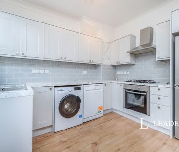 3 bedroom mid-terrace to rent Oval Road - Photo 2