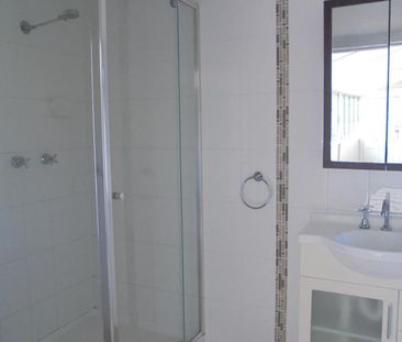 Cottage in Booval - Photo 3