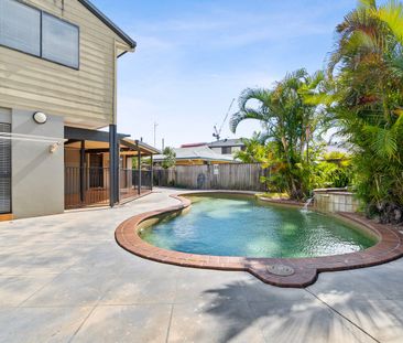 BEACHSIDE LIVING IN THE HEART OF PALM BEACH – POOL, SPACE & LOCATION! - Photo 6