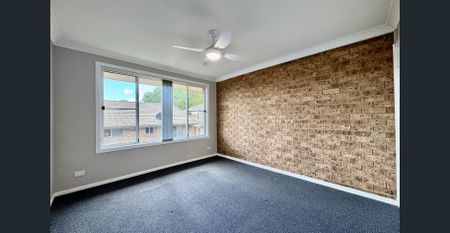 Spacious 3-Bedroom Home with Dual Car Garage! - Photo 4