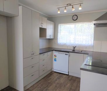 Sunny Three-Bedroom Family Home - Bellevue - Photo 4