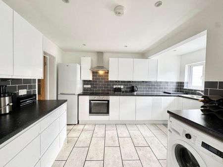 4 bedroom flat to rent - Photo 4