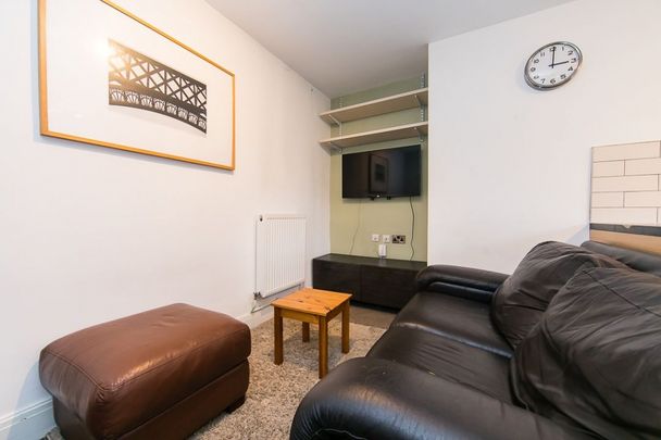 Brudenell View, Hyde Park, Leeds - Photo 1