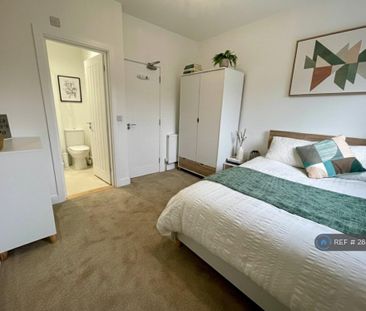 1 bedroom in a house share to rent - Photo 3