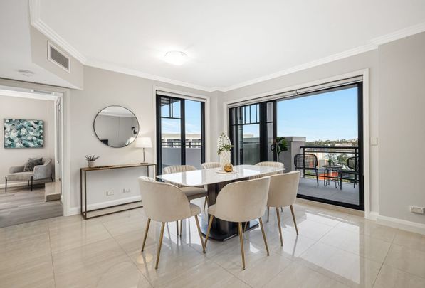 Whole floor sub-penthouse with panoramic water views - Photo 1