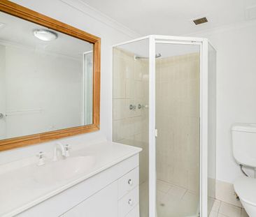 BRIGHT AND SPACIOUS PARK-SIDE LIVING, NOT TO BE MISSED! - Photo 5