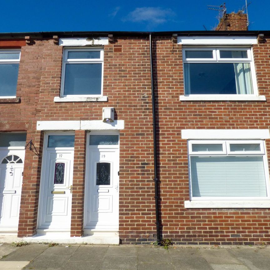 3 bed flat to rent in Red House Road, Hebburn, NE31 - Photo 1