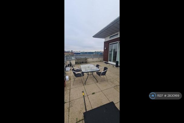 1 bedroom in a flat share to rent - Photo 1