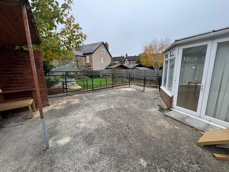 1 bedroom in a house share to rent - Photo 2