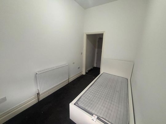 6 bedroom terraced house to rent - Photo 1