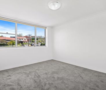 Newly Renovated Apartment in Waterfront Building, Walk to Ferry - Photo 2