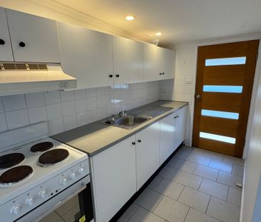 Charming 2 Bedroom Home - Photo 4