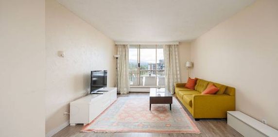 1 bed 1 bathroom fully renovated apartment with balcony - Photo 2