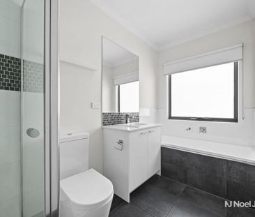 STYLISH AND MODERN TOWNHOUSE - Photo 3