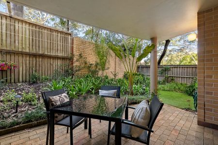 Gorgeously maintained unit with two courtyards - Photo 5