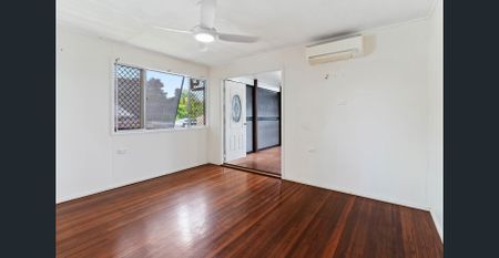 Spacious & Stylish Family Home with Pool, Deck & Multiple Living Areas - Photo 4