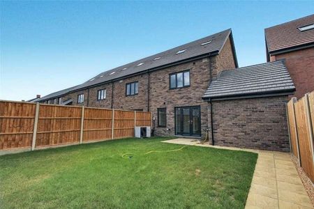 Chadwick Avenue, Bordon, Hampshire, GU35 - Photo 2