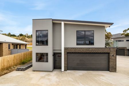 Spacious 4-Bed Townhouse in Austins Ferry - Photo 2