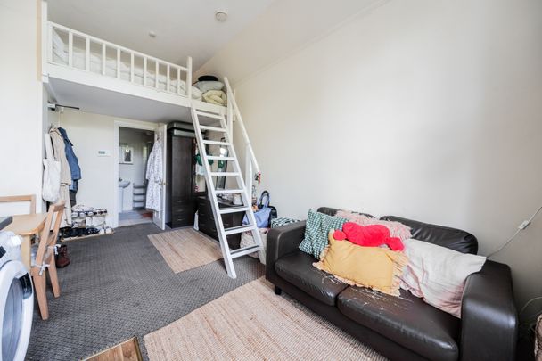 Studio Flat, Cromwell House, SW5 - Photo 1