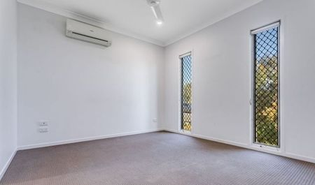 Stylish Family Sanctuary with Modern Comforts – A Must-See in Park Ridge! - Photo 4